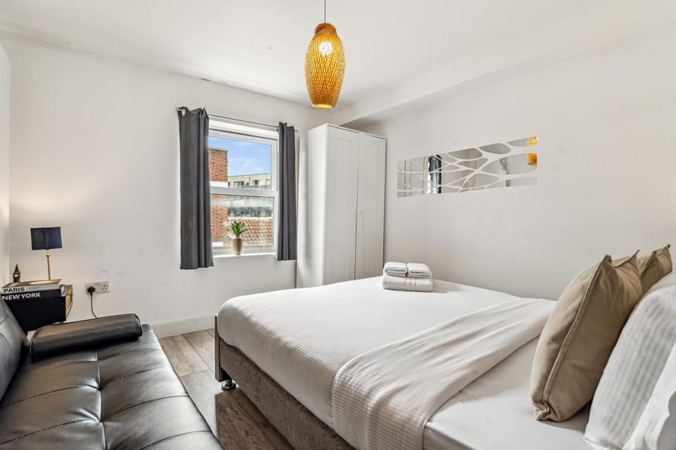 Bed, TV and multimedia, Bedroom, towels