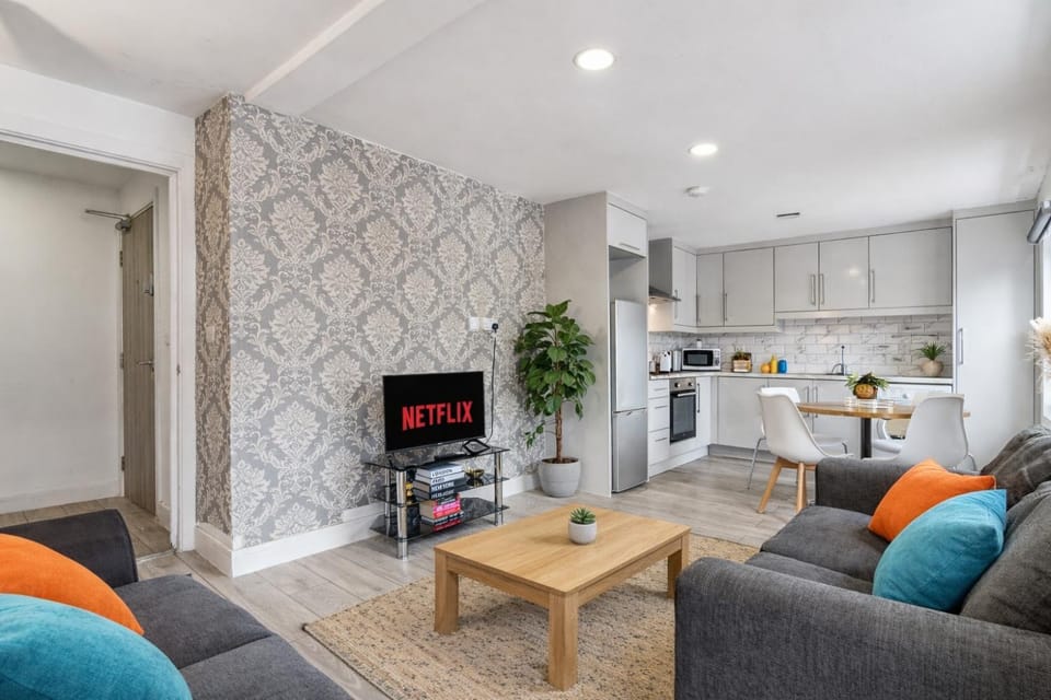 TV and multimedia, Living room, Seating area, Dining area