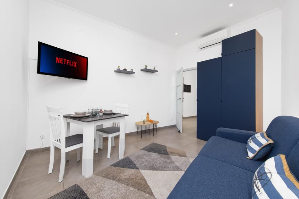 TV and multimedia, Kitchen or kitchenette, Living room, Seating area, Dining area, air conditioner