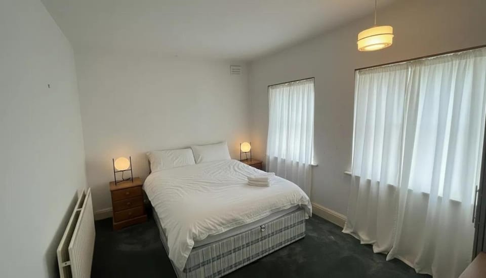 Bed, TV and multimedia, Bedroom, towels
