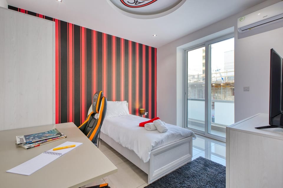 Bed, TV and multimedia, Photo of the whole room, Bedroom, towels