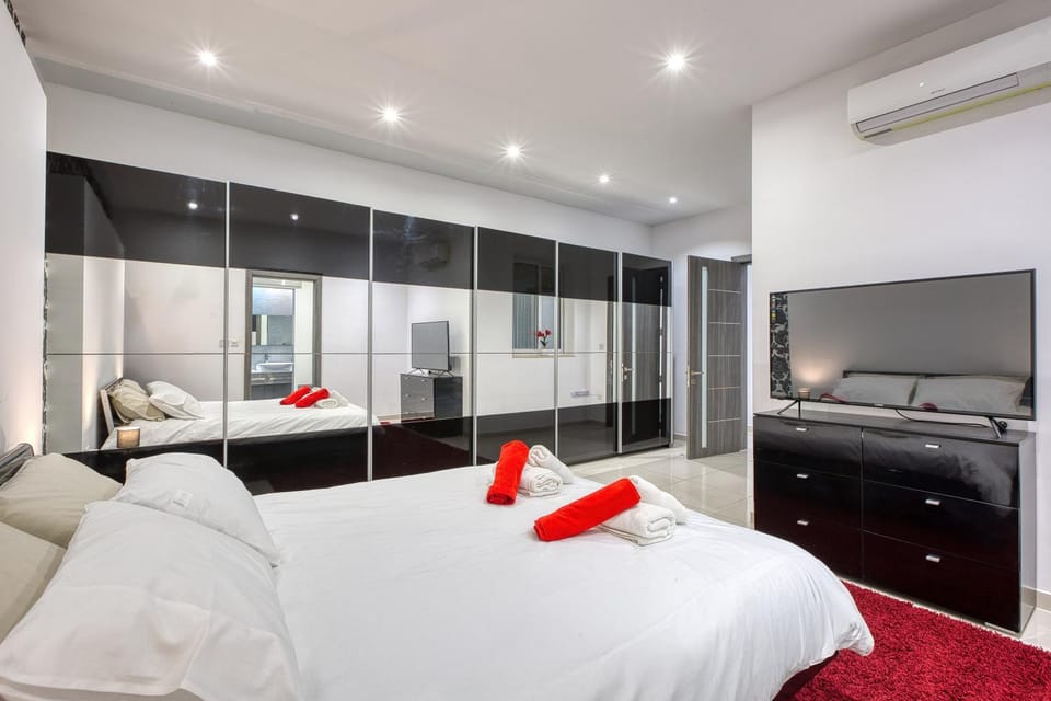 Bed, TV and multimedia, Photo of the whole room, Bedroom, towels, air conditioner