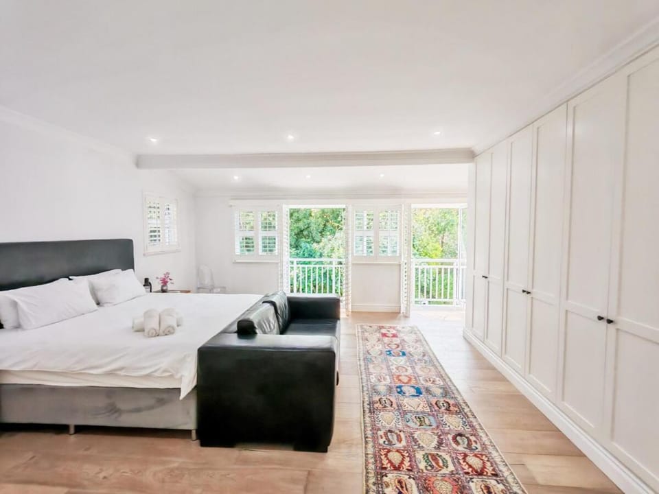 Umhlanga Stunning Villa Sleeps 8 Pool Sauna Beach Access Villa in Umhlanga