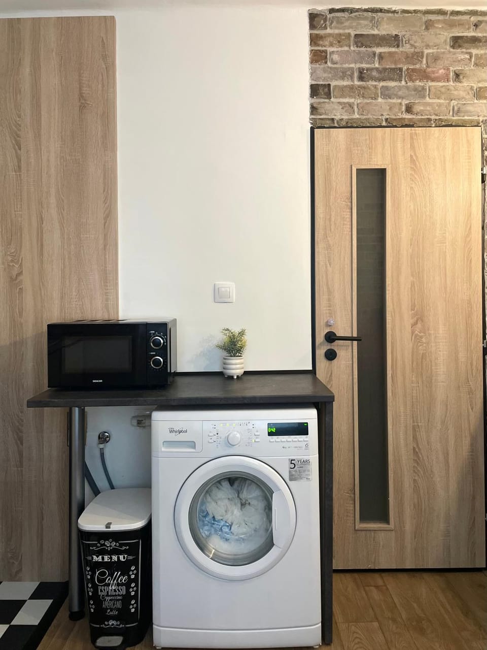 Kitchen or kitchenette, microwave, washing machine