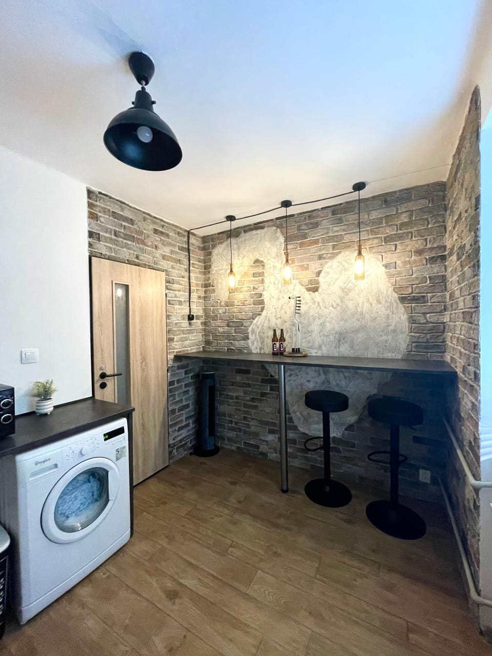 Kitchen or kitchenette, Dining area, washing machine