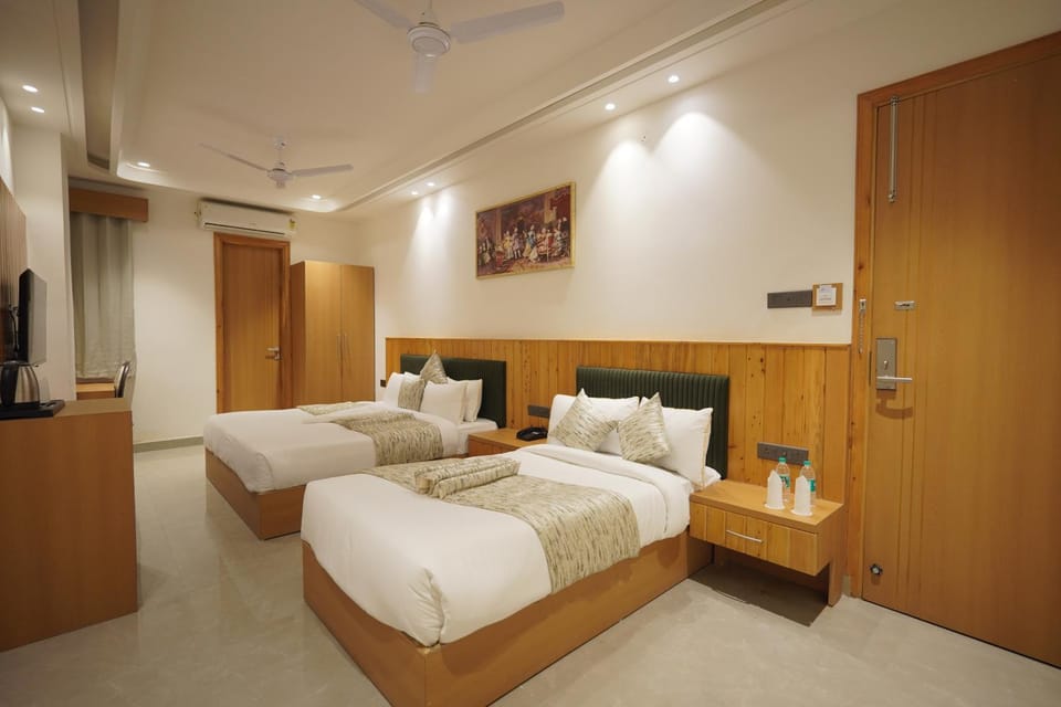 TV and multimedia, Photo of the whole room, Bedroom, wardrobe, air conditioner