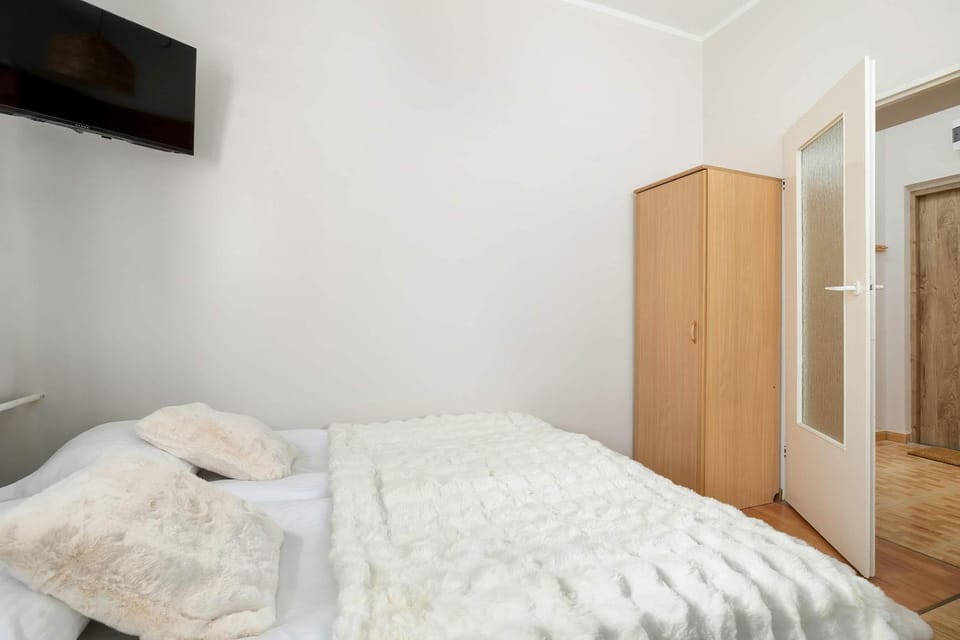 Bed, TV and multimedia, Photo of the whole room, towels, wardrobe