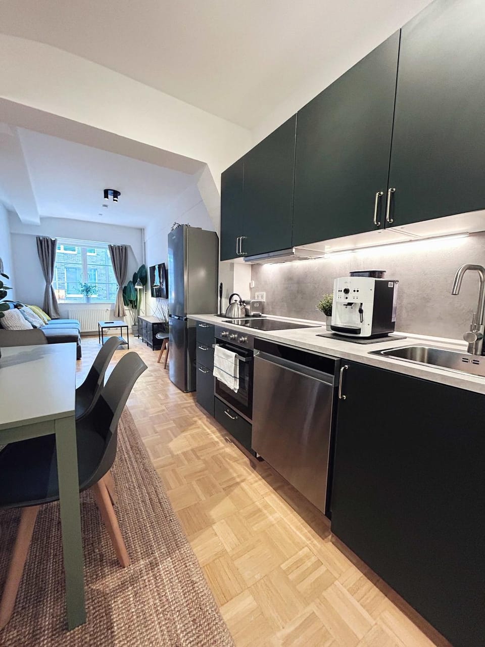 Coffee/tea facilities, Kitchen or kitchenette, Photo of the whole room, Dining area, dishwasher, oven, stove