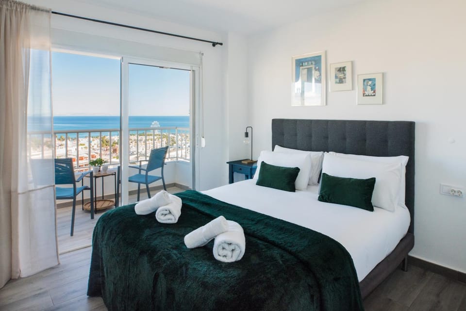 Sea-view apartment with Pool next to marina & beach Apartment in Benalmadena