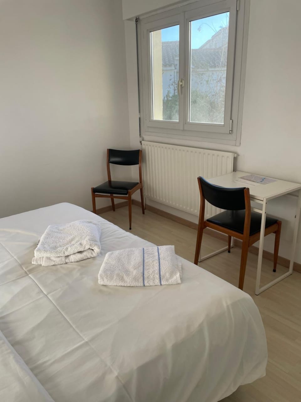 Photo of the whole room, Bedroom, towels