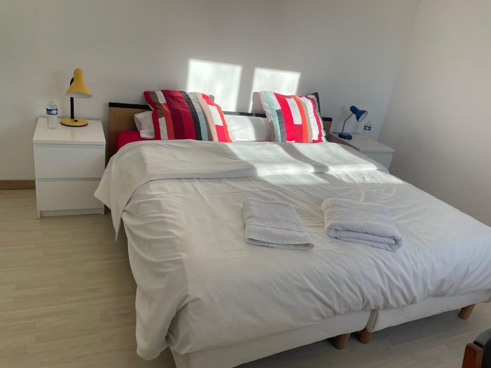 Bed, Bedroom, towels