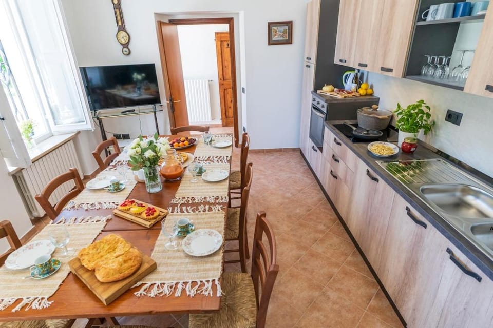 TV and multimedia, Kitchen or kitchenette, Dining area, stove