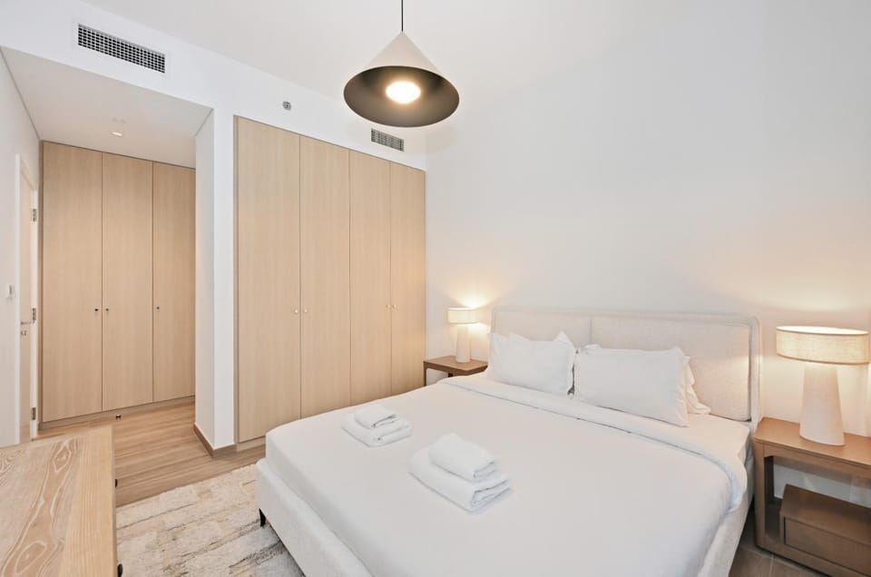 Photo of the whole room, Bedroom, wardrobe