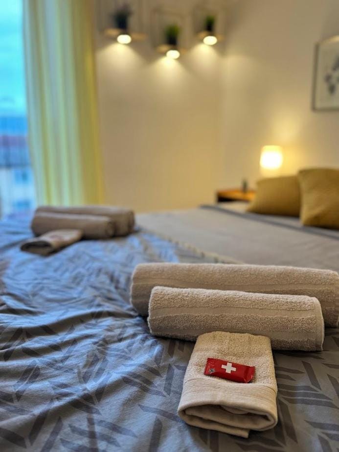 Bedroom, towels