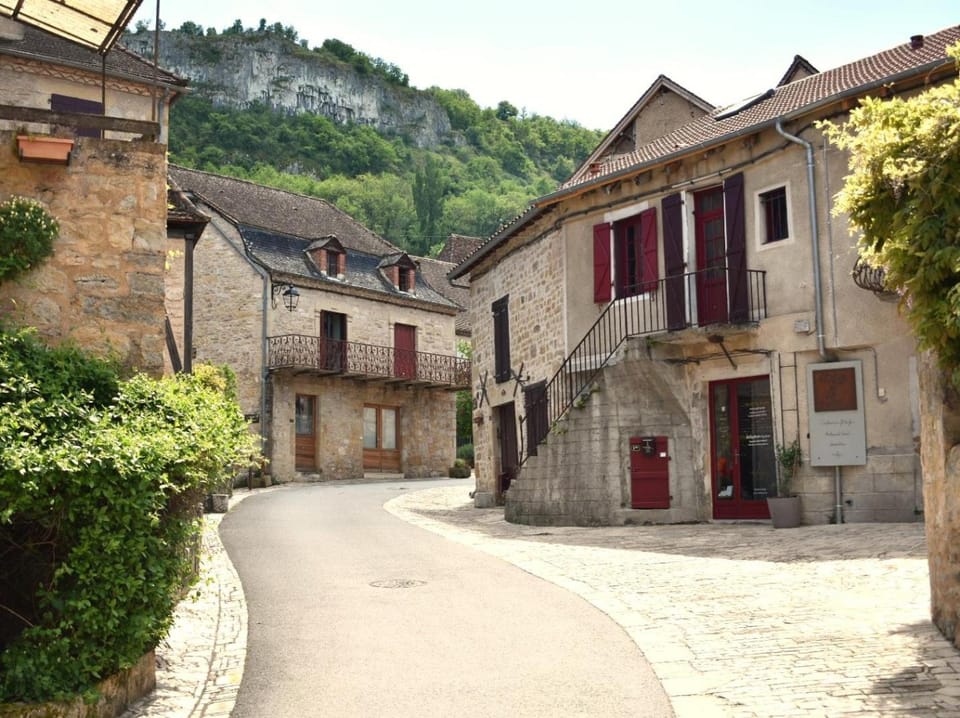 Neighbourhood, Hiking