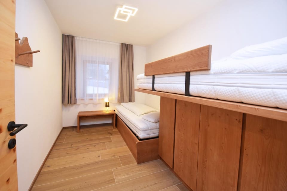 Bedroom, bunk bed