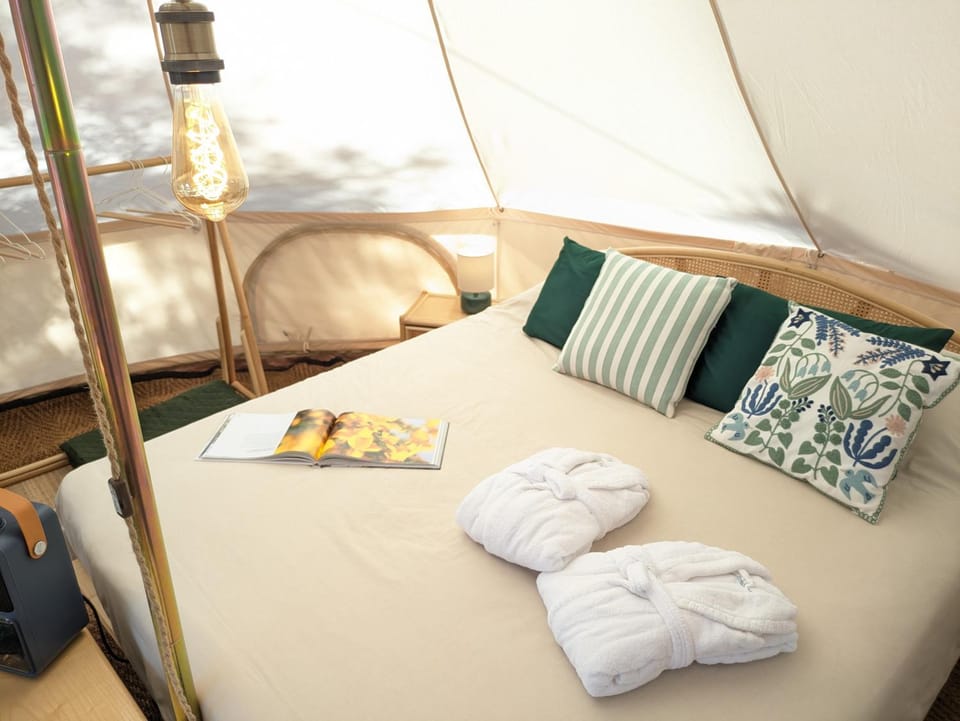 Bed, Bedroom, towels