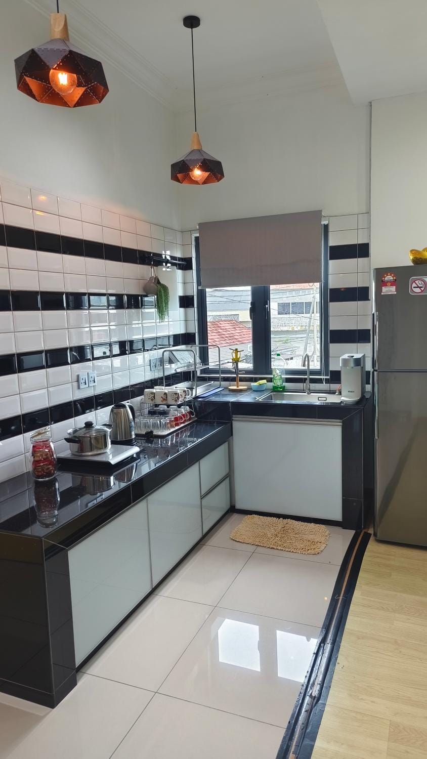 Kitchen or kitchenette, minibar