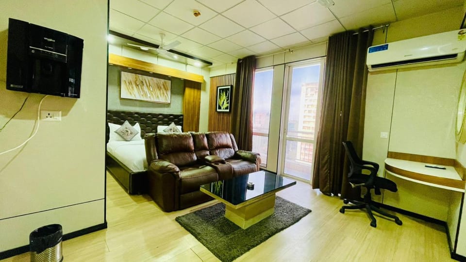 TV and multimedia, Photo of the whole room, Seating area, Bedroom, air conditioner