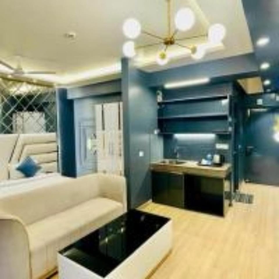 Kitchen or kitchenette, Photo of the whole room, Seating area