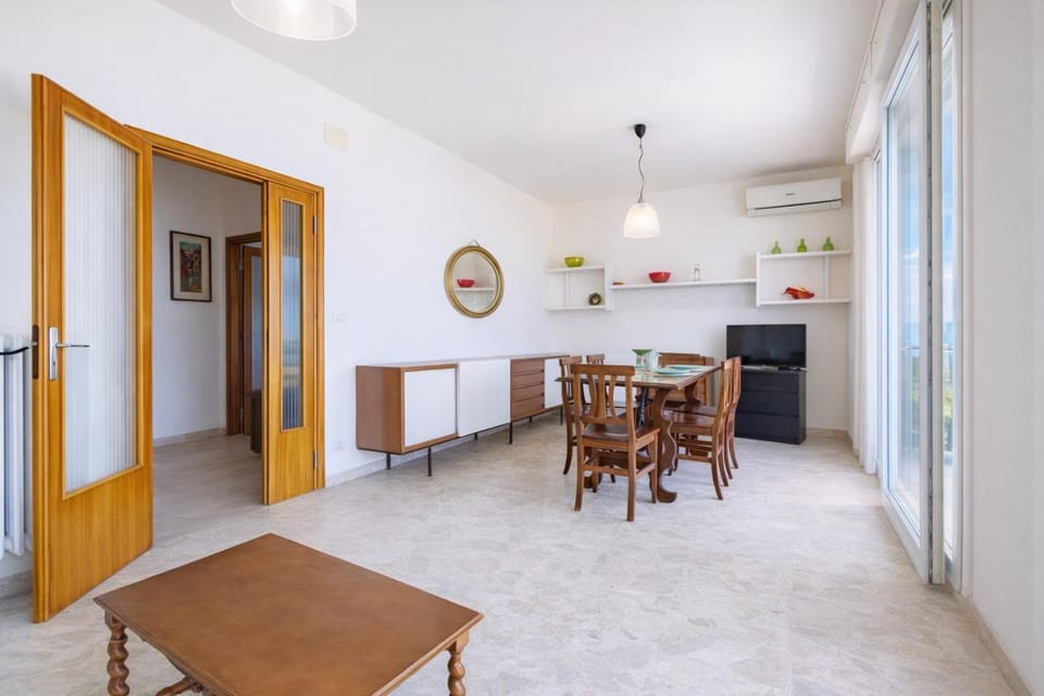 Photo of the whole room, Dining area, air conditioner