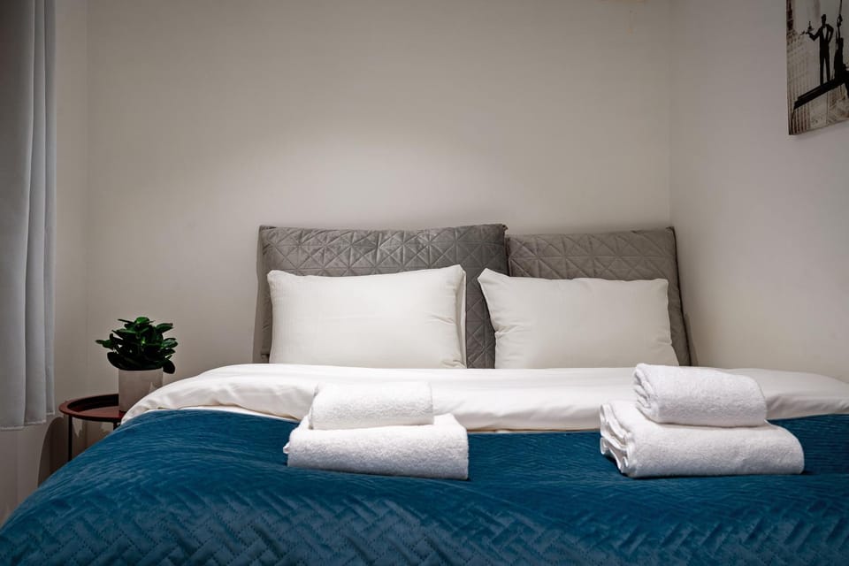 Bed, Photo of the whole room, Bedroom, towels