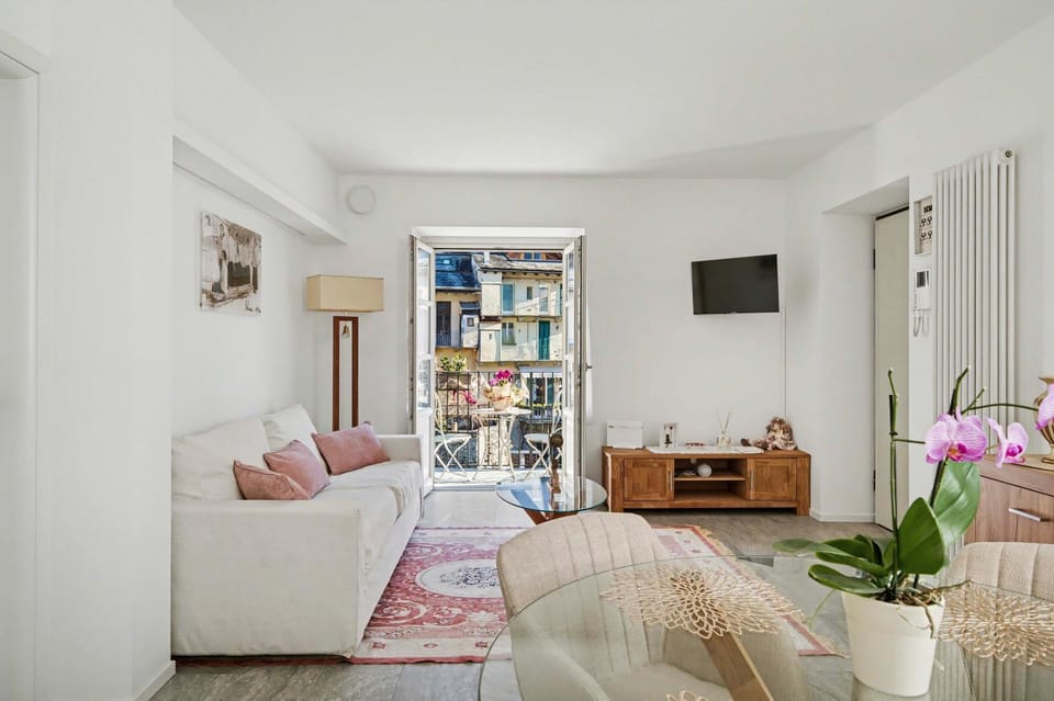 Bed, TV and multimedia, Living room, Evening entertainment