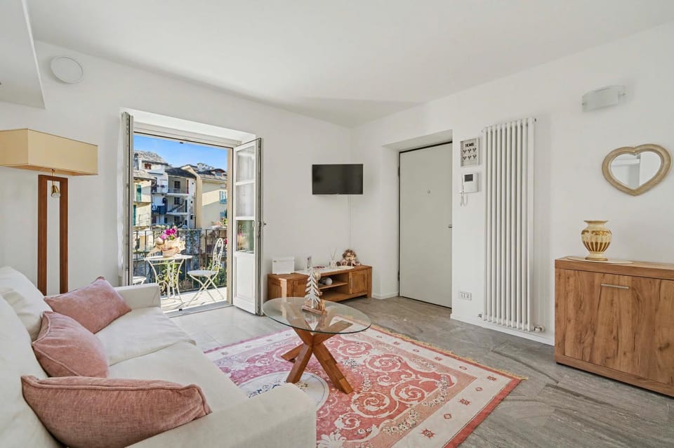 Bed, TV and multimedia, Living room, Evening entertainment