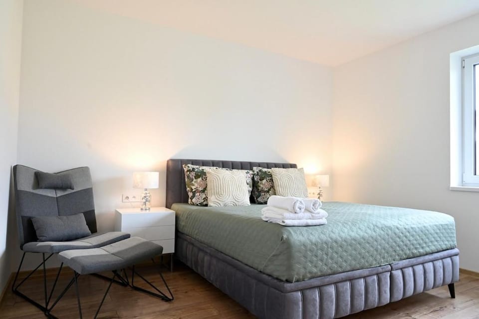 Bed, Photo of the whole room, Bedroom, towels
