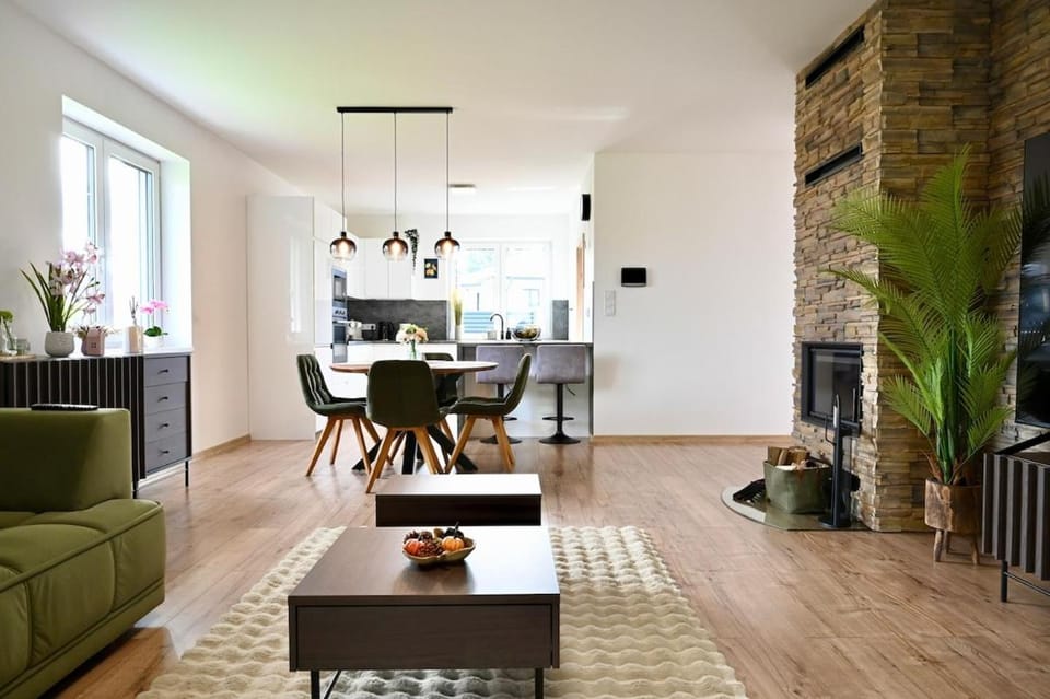 TV and multimedia, Living room, Seating area, Dining area
