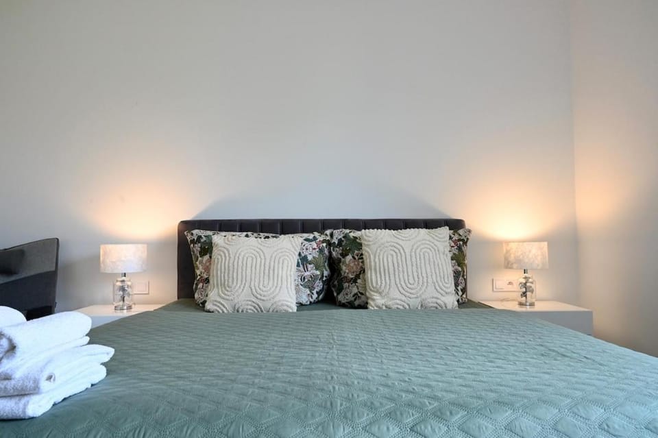 Bed, Bedroom, towels