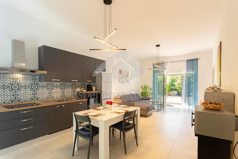 Kitchen or kitchenette, Dining area, stove