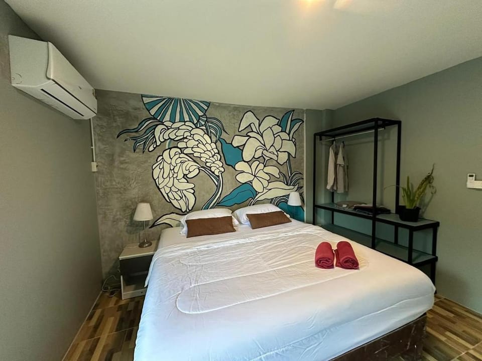 Bed, Photo of the whole room, Bedroom, towels, air conditioner