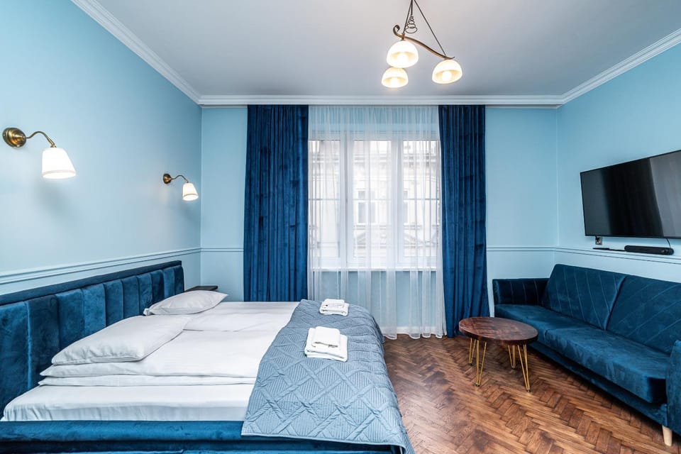 Bed, TV and multimedia, Bedroom