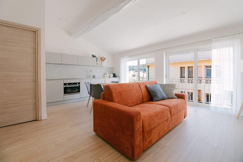 Living room, Seating area, Dining area, oven, stove