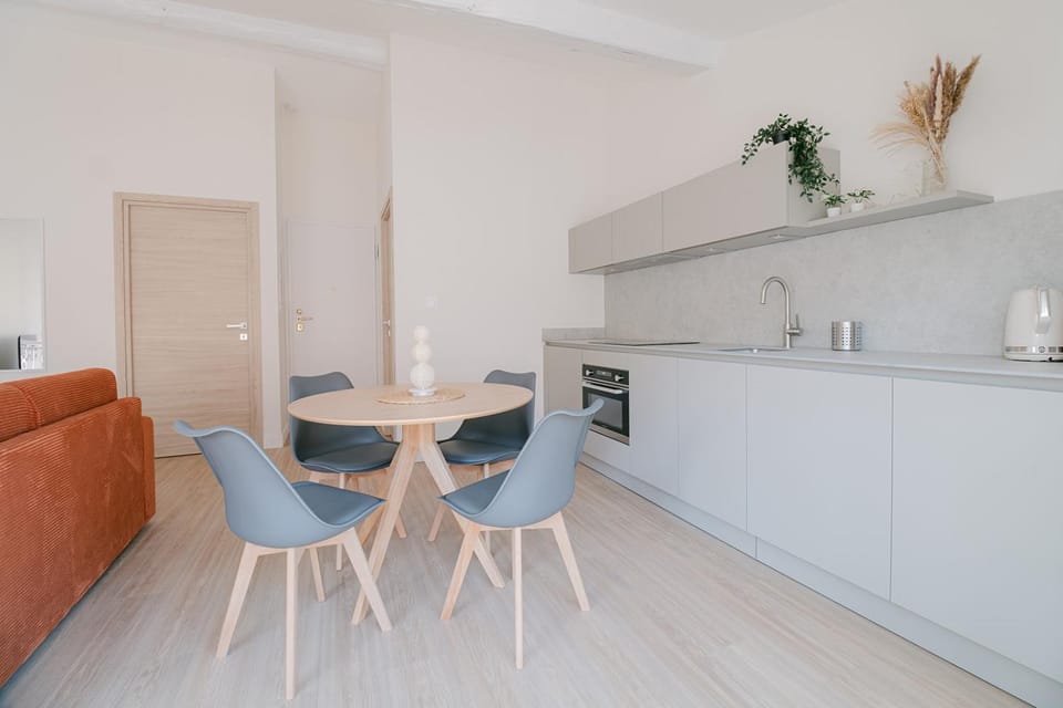 Kitchen or kitchenette, Seating area, Dining area