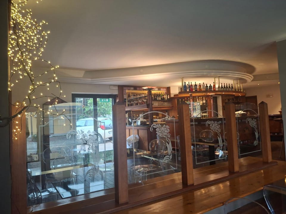 Restaurant/places to eat, Lounge or bar, Banquet/Function facilities, Seating area