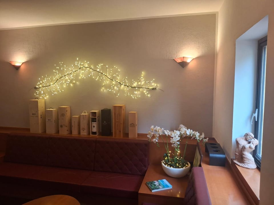 Seating area, Breakfast