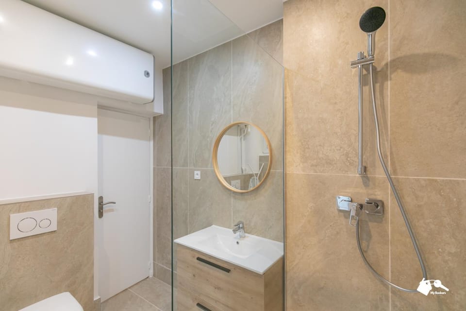 Shower, Toilet, Bathroom, towels