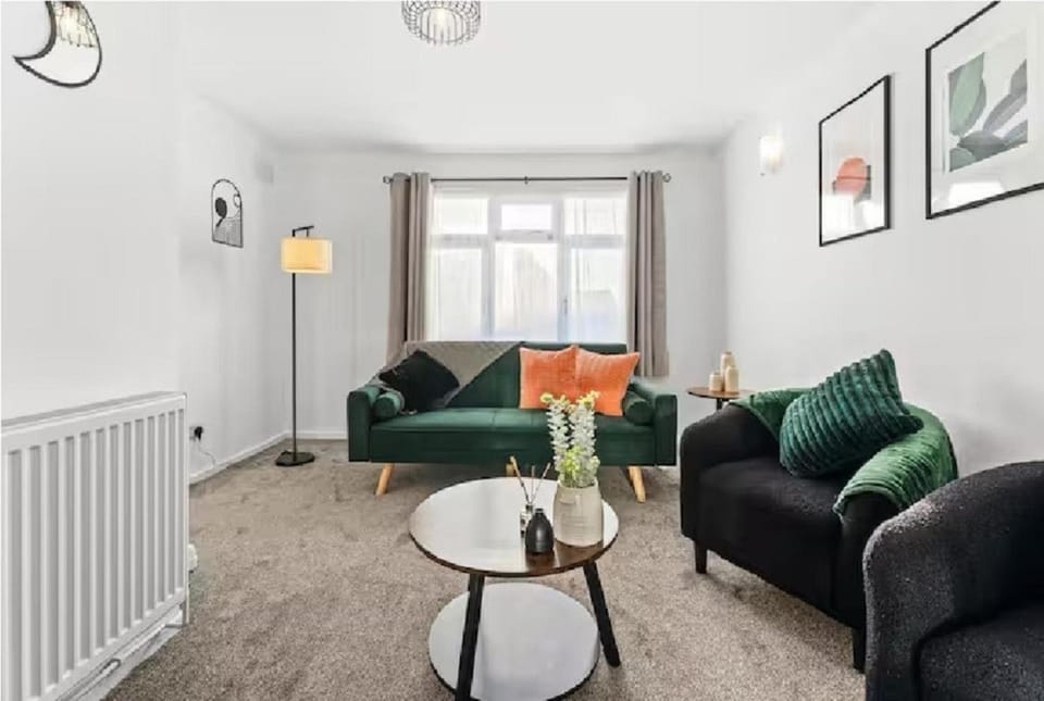 2 Bed House - Sleeps 4 - Parking - Wifi House in Stafford