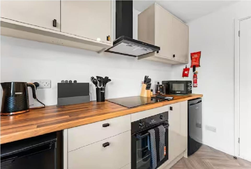 2 Bed House - Sleeps 4 - Parking - Wifi House in Stafford