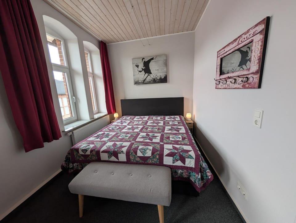 Bed, Photo of the whole room, Bedroom