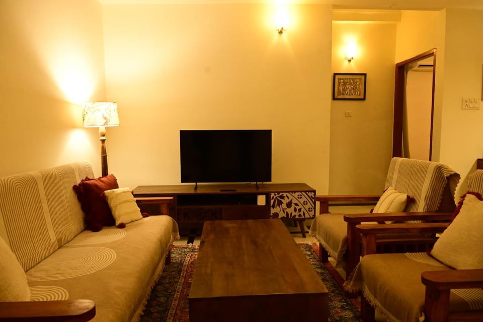 TV and multimedia, Living room, Seating area, Evening entertainment