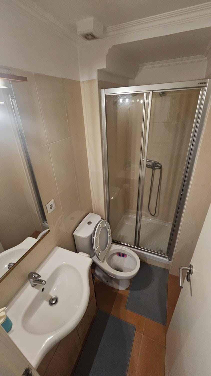 Shower, Toilet, Bathroom, bidet, towels
