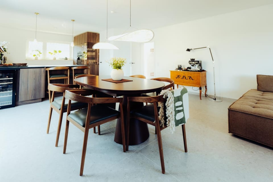 Kitchen or kitchenette, Dining area