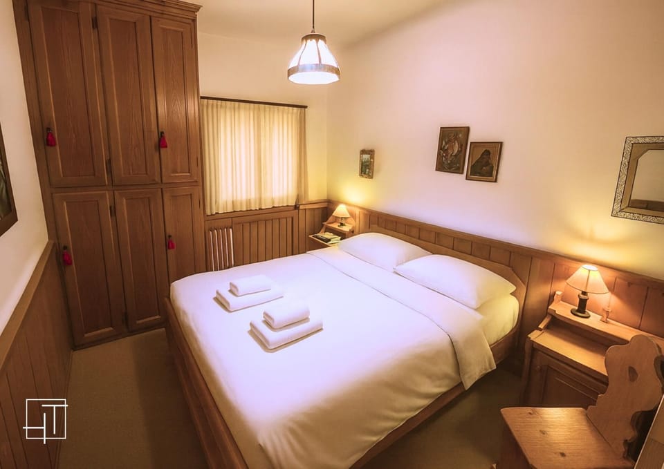 Bed, View (from property/room), Photo of the whole room, Bedroom, locker, towels