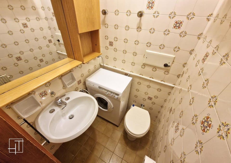 Toilet, Bathroom, washing machine