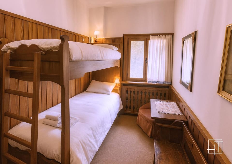 Bed, Photo of the whole room, Bedroom, bunk bed