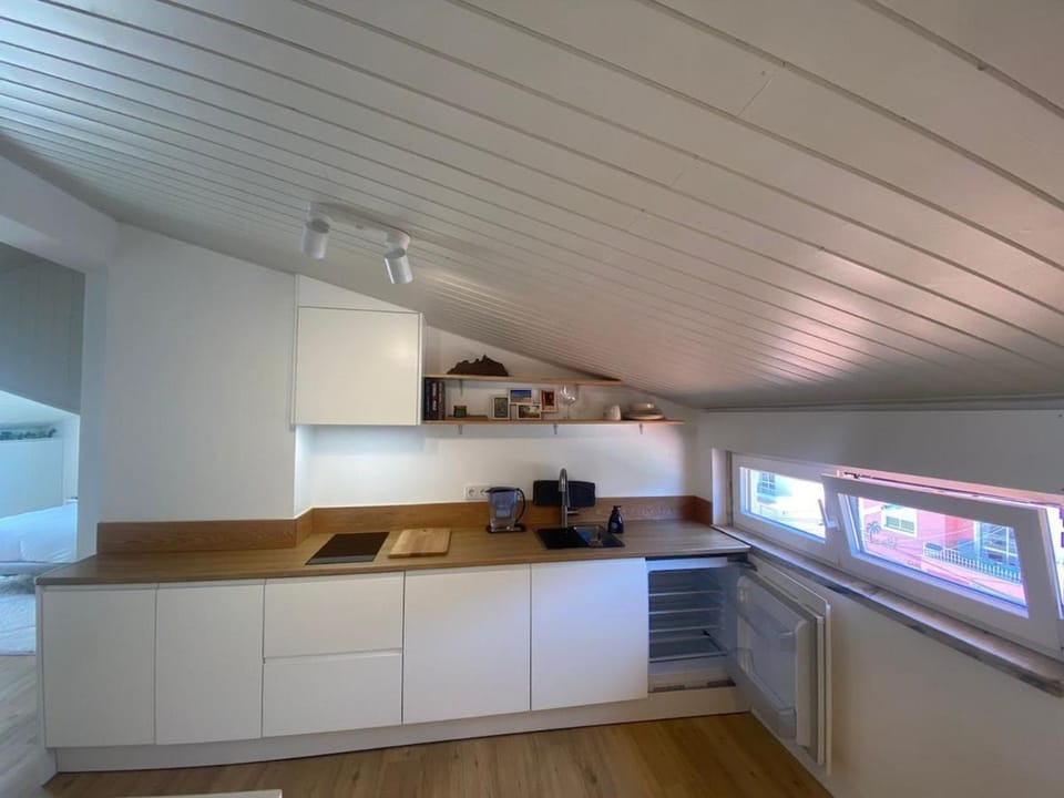 Brand New Cozy Challet-10'm walk to the Beach Apartment in Estoril