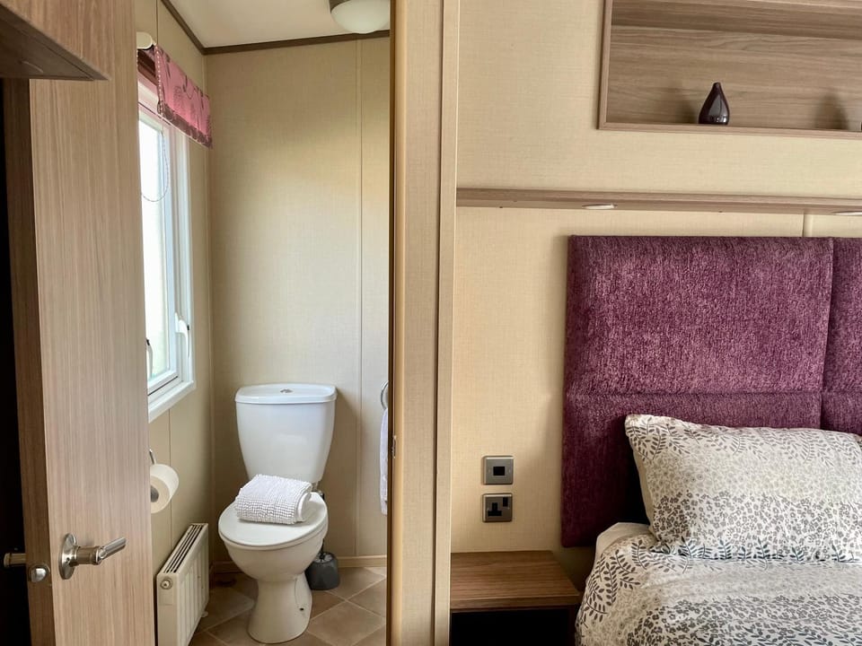 Lake Front 2 Bed Caravan, South Cerney Campground/ 
RV Resort in Cotswold District